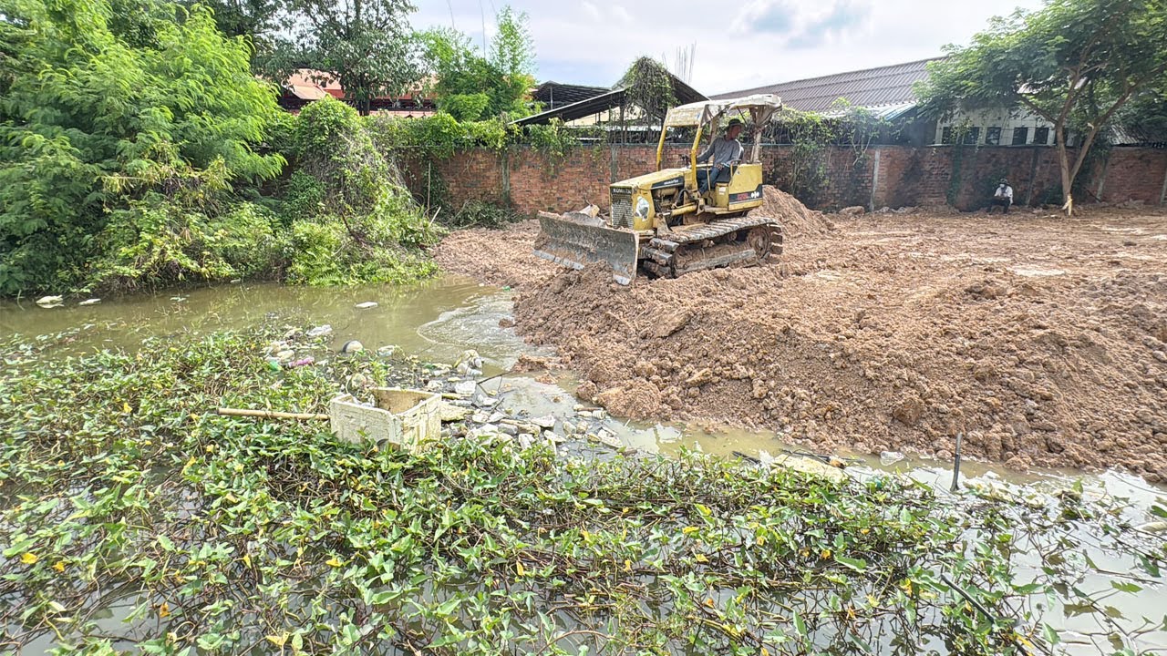 Wow Very good. Land cleaning expert. Using dozer KOMAT'SU Pushing Stone Soi