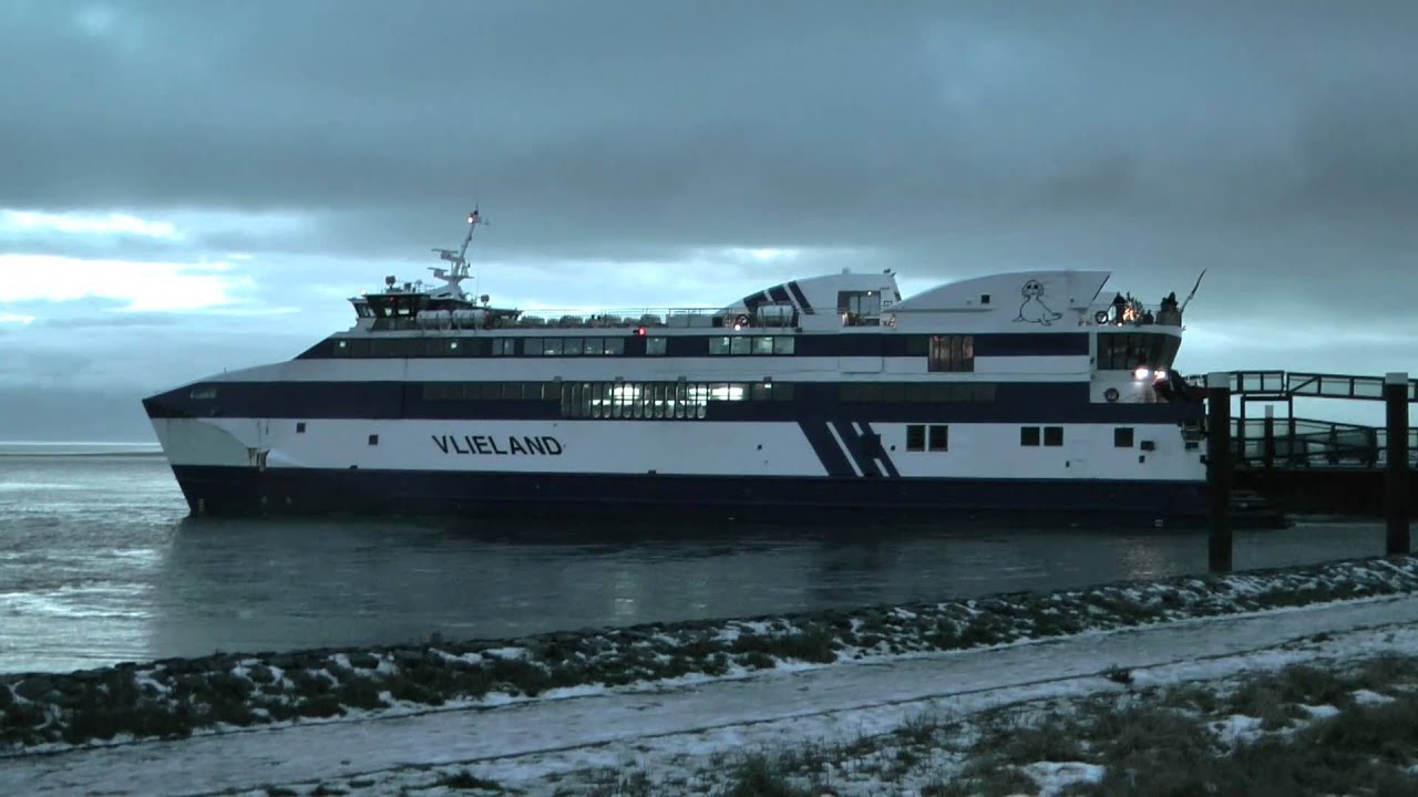 MS Vlieland vertrekt van het gelijknamige eiland