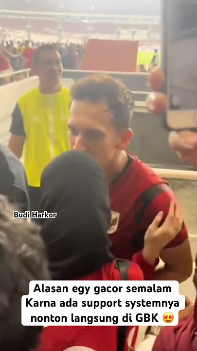 SO SWEET ! MOMENT EGY MAULANA VIKRI MENGHAMPIRI ISTRINYA DI TRIBUN
