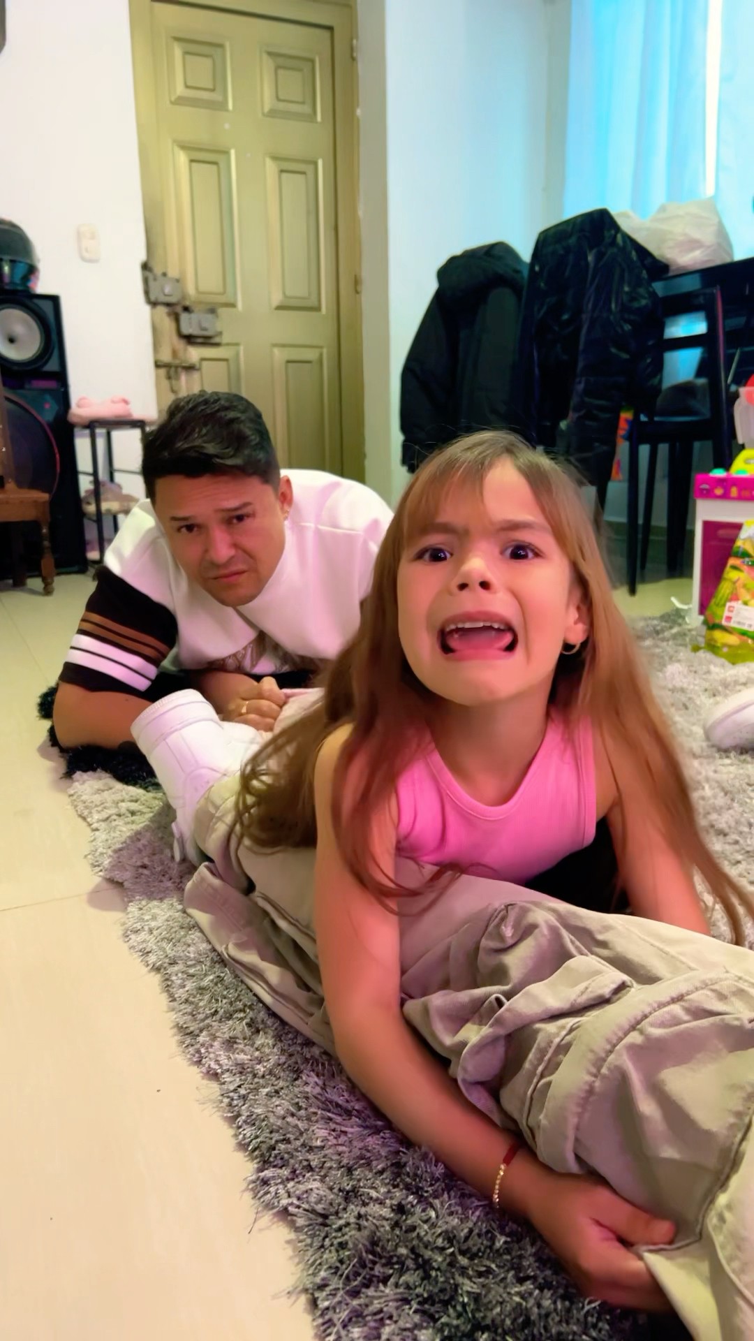 NO SE SUELTENNNNN #humor #cosasdefamilia #shortviral #comedia