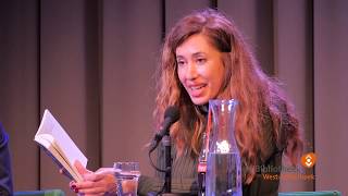 Fidan Ekiz leest voor uit Alles begint en eindigt met familie