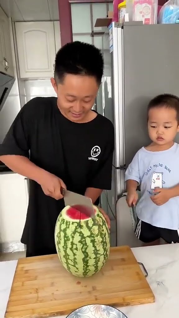 爸爸切西瓜的方式，太机智了！#funny#Cute#呆萌小米宝