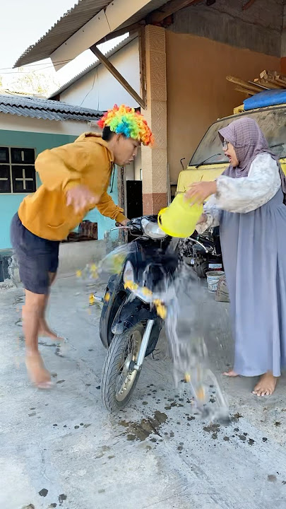 Kalok lantainya kotor disiram || #shorts #comedy #ngeshortsdulu #youtubeshorts #ngakak #kocak #cute