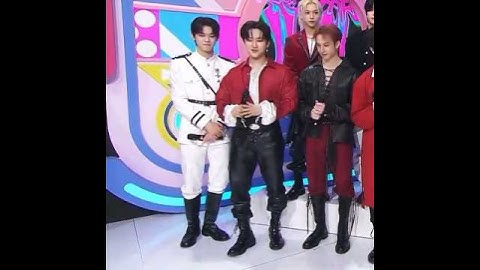 not changbin gesturing to yeonjun to move back a bit so could look a bit taller 😭 #skz #txt