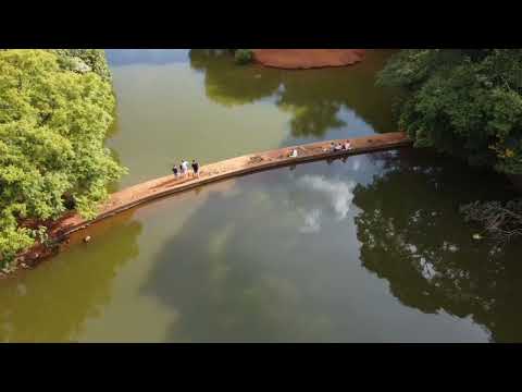 Drone voa sobre