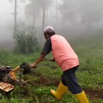 Belajar membajak lahan dengan mesin dan selimut kabut Mega Mendung ,Kab Bogor, Jabar