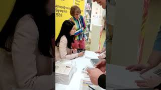 автографсессия Евы Меркачевой на книжной ярмарке