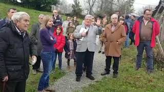 Un hermano y el hijo de Camilo José Cela visitan la casa familiar en Meizarán