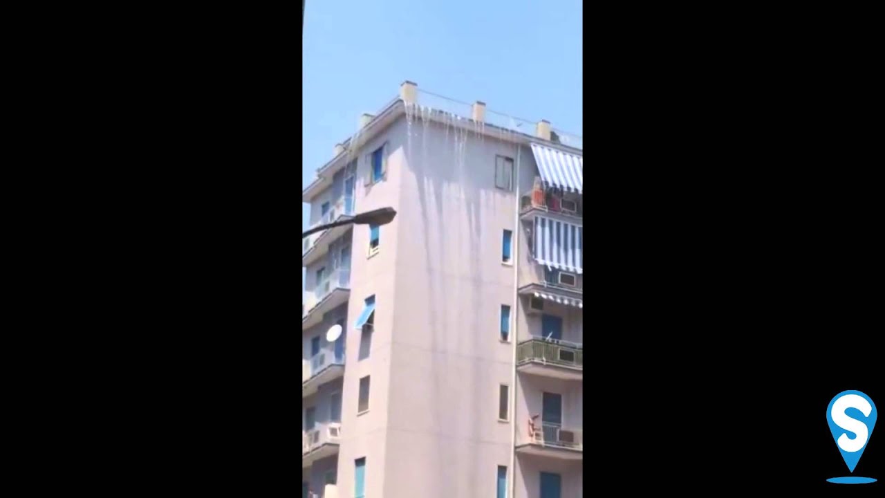 Si rompe una piscina sul terrazzo, linattesa cascata a torrione ... Piscina sul terrazzo