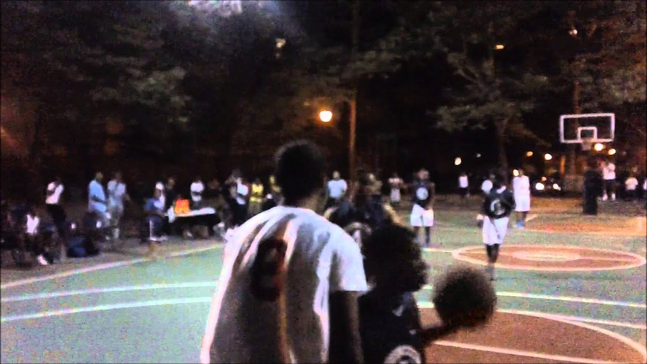 COLLEGE PLAYER THROWING IT DOWN