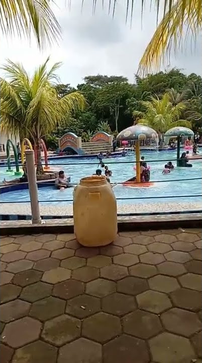 renang di kolam renang tiga raksa