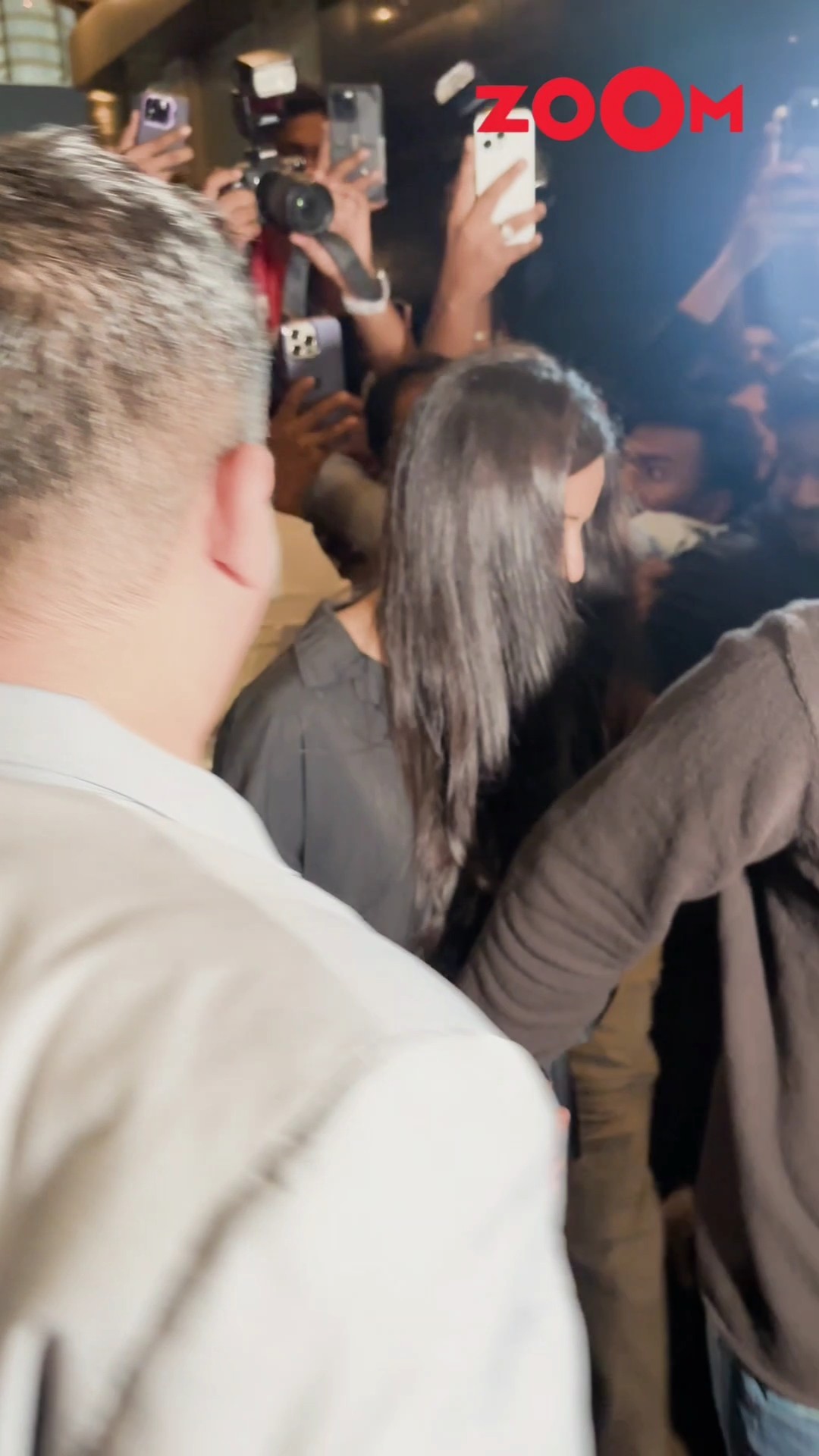 Vicky Kaushal seen CUTELY holding wife Katrina Kaif hand as spotted in the city ? #katrina #vicky