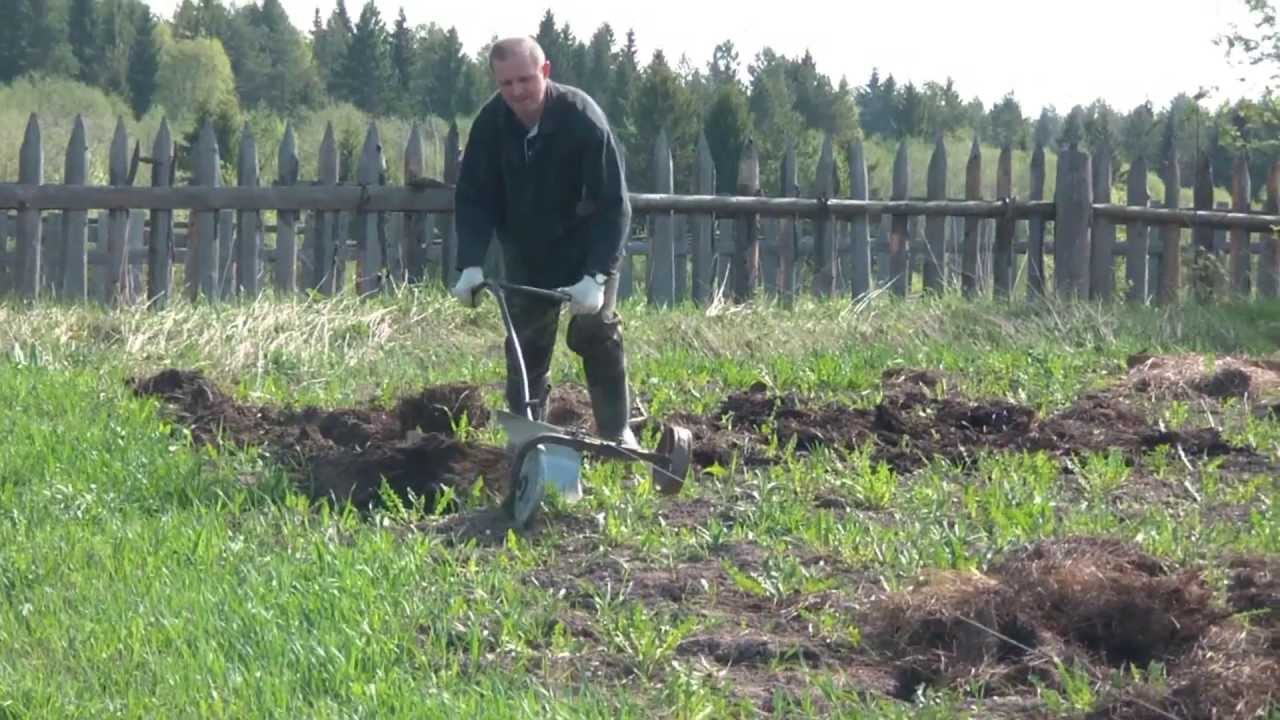 Пахота огородов. Мотолебедка дача приставка к бензопиле 180+250. Плуг для вспашки земли. Лебедка для вспашки огорода. Ручная лебёдка для вспашки огорода.