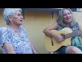 Senhora de 99 anos canta música de seu pai