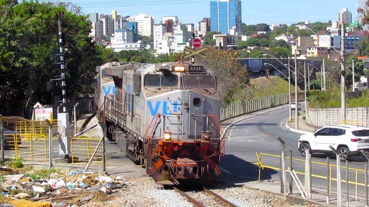 (Exclusivo) 2 GRANDES TRENS +Movimentação de Socadora e Niveladora de Lastro em Betim/MG