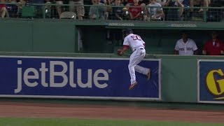 CWS@BOS: Betts leaves game after going over the wall