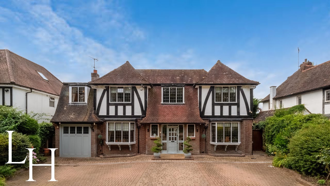 ⁣Inside a £2,100,000 Home with Swimming Pool & Indoor Gym Owned by Martial Arts Sensei