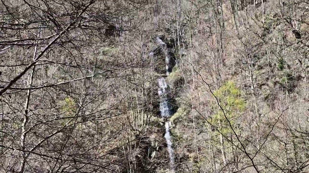 Cascada de la Teyera (Santibañez de Murias - Asturias): cascada vista desde lejos