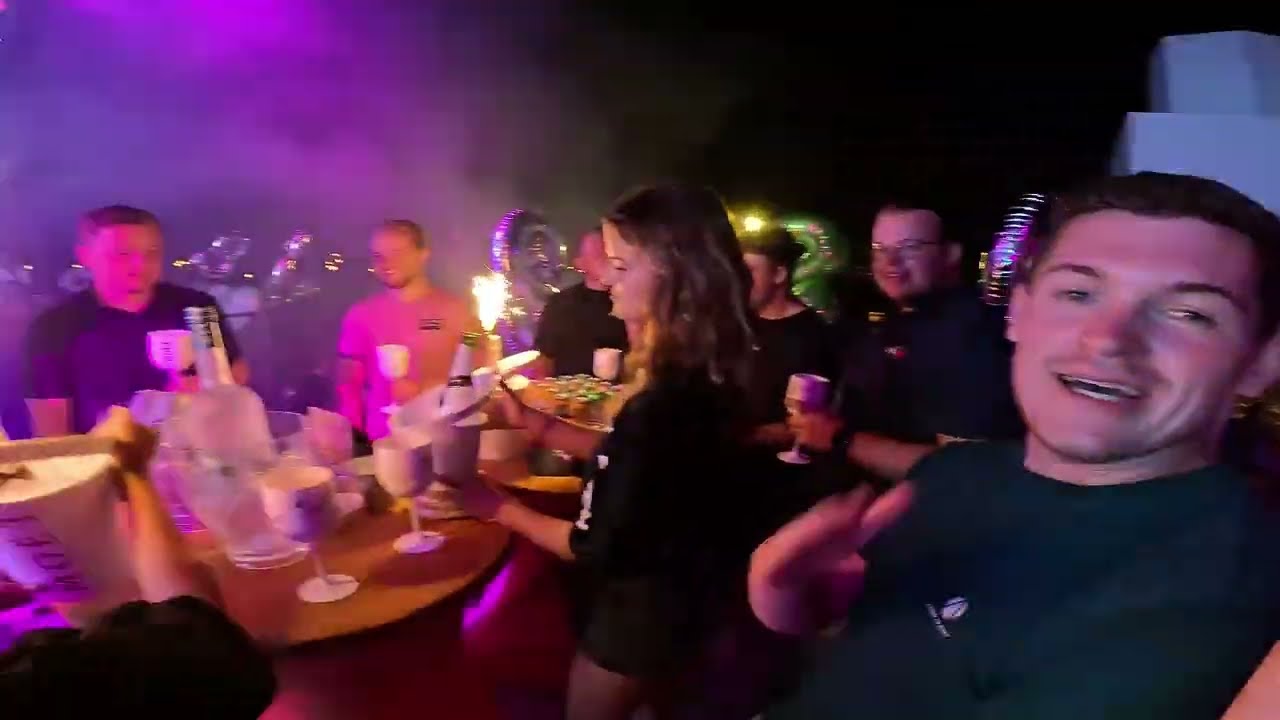 ZIJN HUIS TE KOOP VOOR €1.200.000 & CADEAU VAN KIJKERS GEKREGEN!