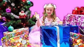 Распаковка подарков на Новый Год. Christmas Morning Opening Presents(Самое приятное в Новом Году - это распаковка подарков! Я так люблю получать подарки! Мне всегда интересно,..., 2016-01-08T10:04:42.000Z)