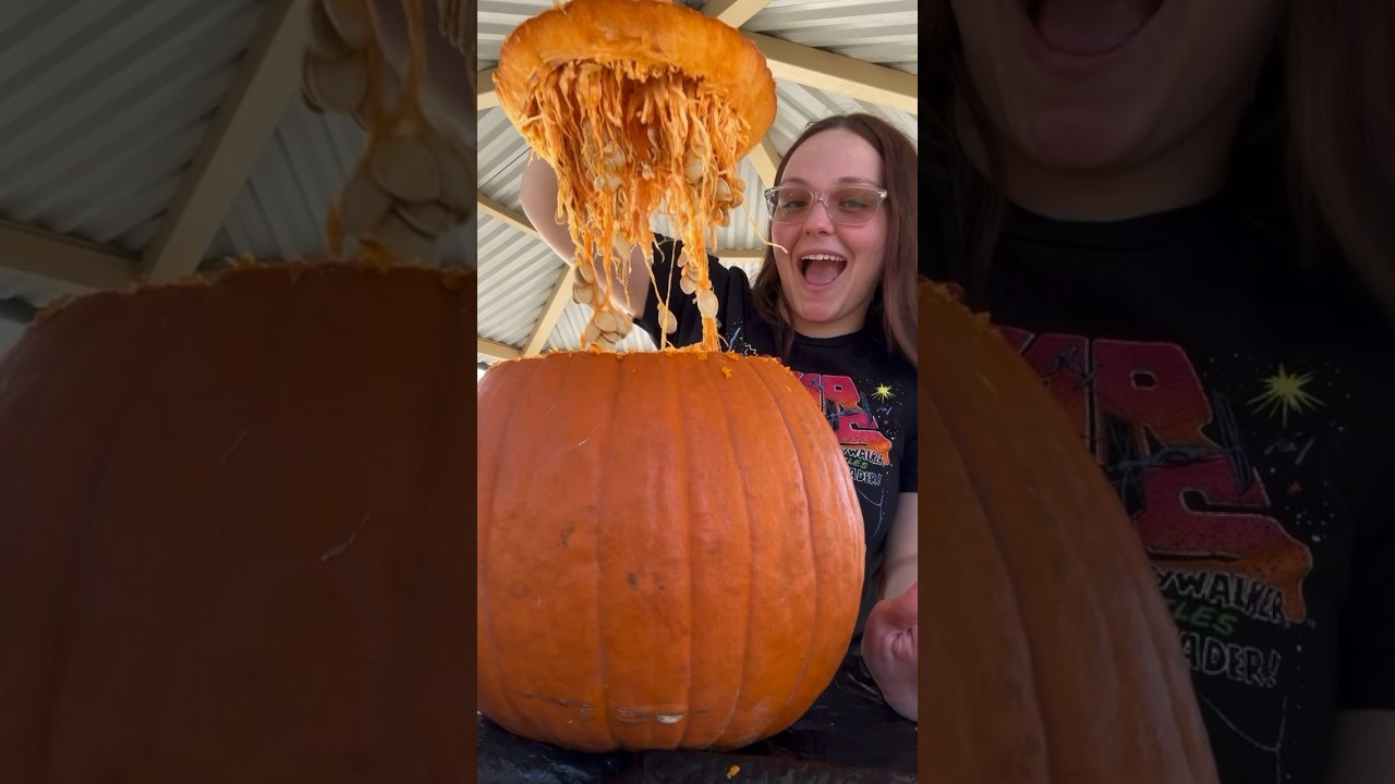 Мы поместили малышку Джейд в ТЫКВУ 🎃🥹 Пальчики малышки😩 и потом божья коровка в конце, типа 🫶🏼🐞