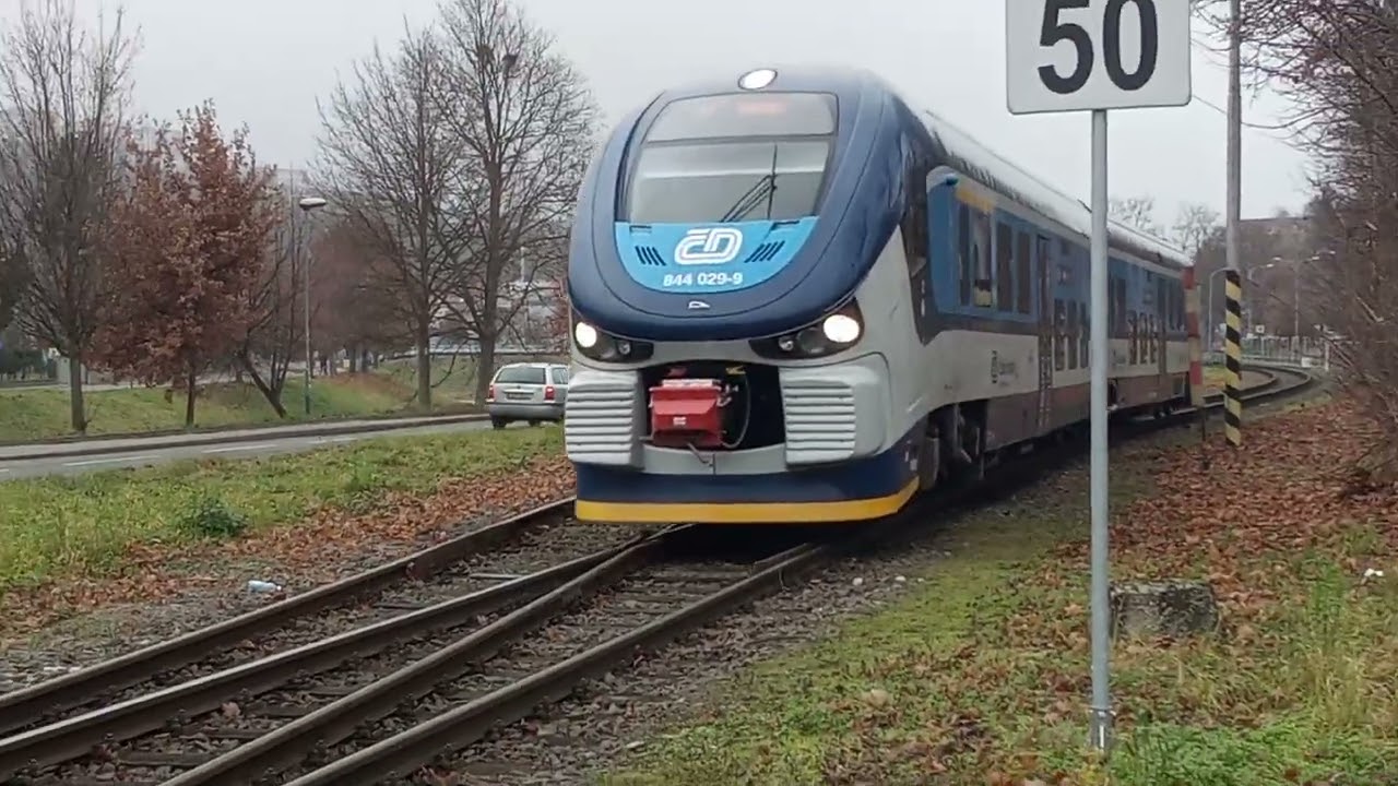 844 029-9 na os vlaku směr Otrokovice přijíždí do stanice Zlín střed 14.12.2025