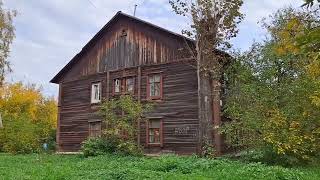 Стоит старинный дом...