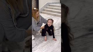 بتمثل على اهلها حتى تأخذ فلوس ولكن   سمعها
