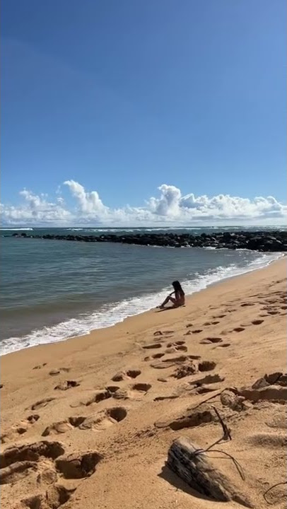 Tonga Tsunami hits Hawaii Jan. 17, 2022 brave little girl swimming in the ocean  after Tonga Tsunami