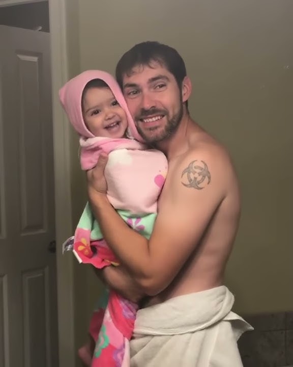 Father and Daughter singing girl like you by maroon..❤