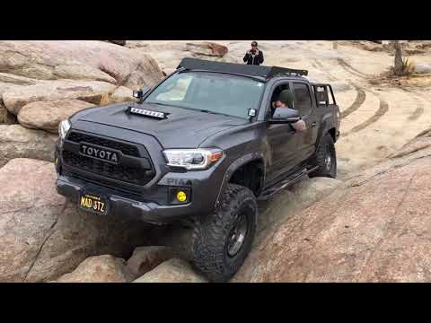 toyota-tacoma-and-jeep-jl-off-road-at-cougar-buttes