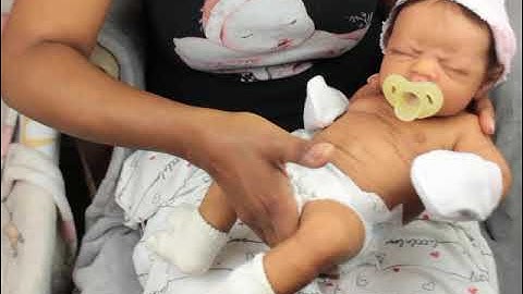 C'est reparti - Le bébé en silicone Jeze se plie en deux !!!