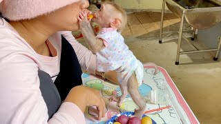 So Sweet Heart Baby DAM Sharing Orange Fruit Eat Together With Mom