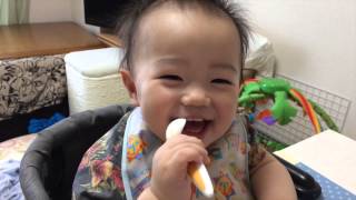 赤ちゃん用のスプーンとフォークで食事の練習
