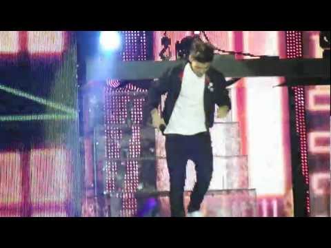 Louis Tomlinson Limping On Stage