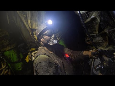 Четверо горняков остались в горящей шахте в Казахстане. Спасатели продолжают их поиски
