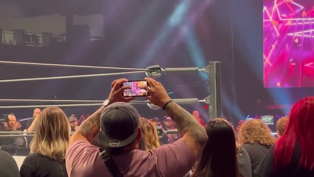 Entrances of Emi Sakura and Hikaru Shida