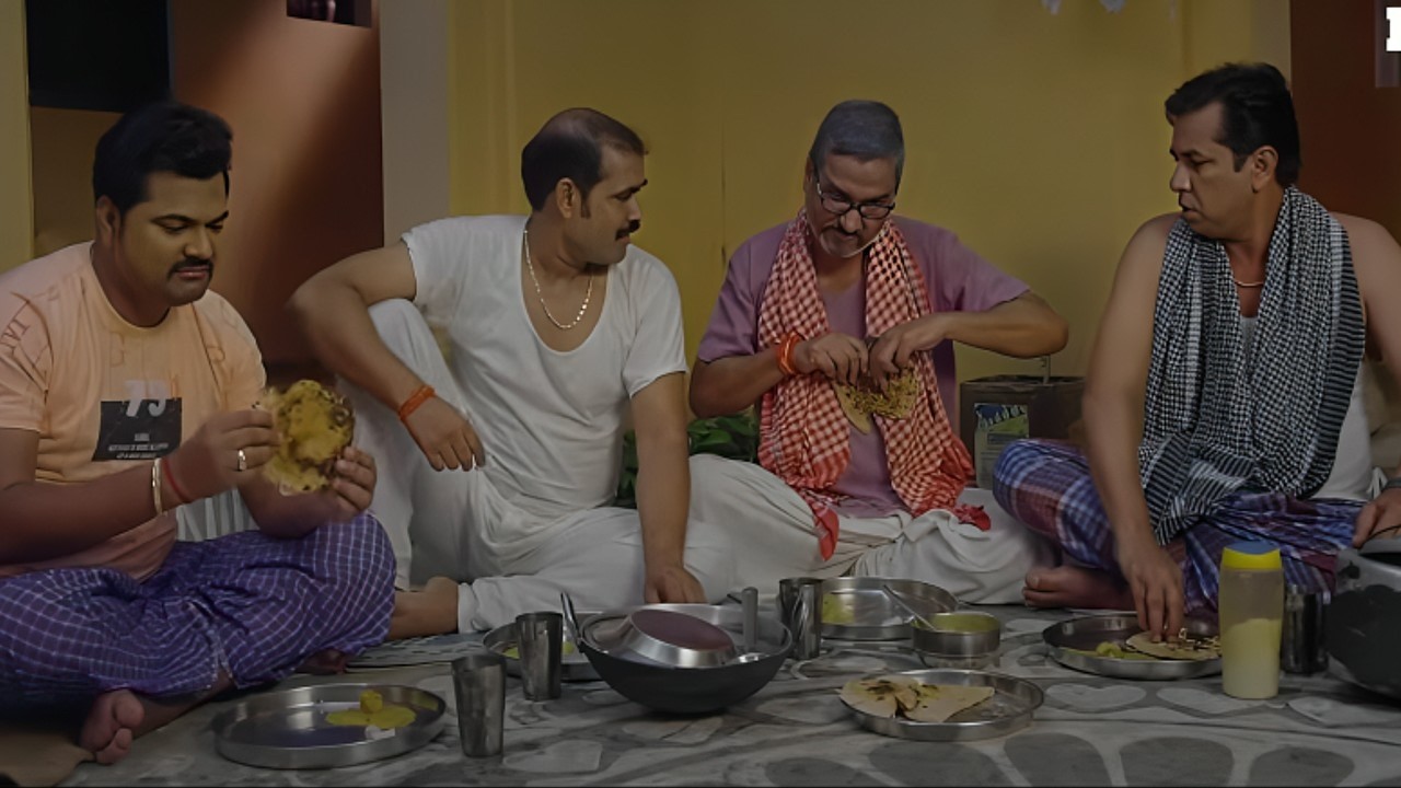 अपनी अपनी पत्नियों को घर से निकालने के बाद खाने के लिए घर में हुआ हंगामा | NEW BHOJPURI MOVIE