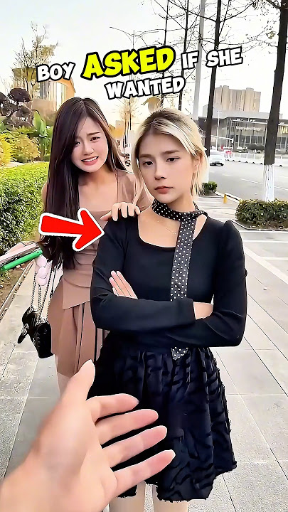 He Accidentally Stepped on Her Shoes… Then Sneaked a Kiss 😳