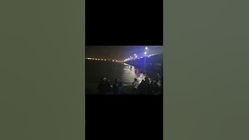 Phát hiện bé gái đứng khóc 1 mình đứng khóc trên cầu, bi kịch phía sau khiến ai cũng nghẹn lòng !?