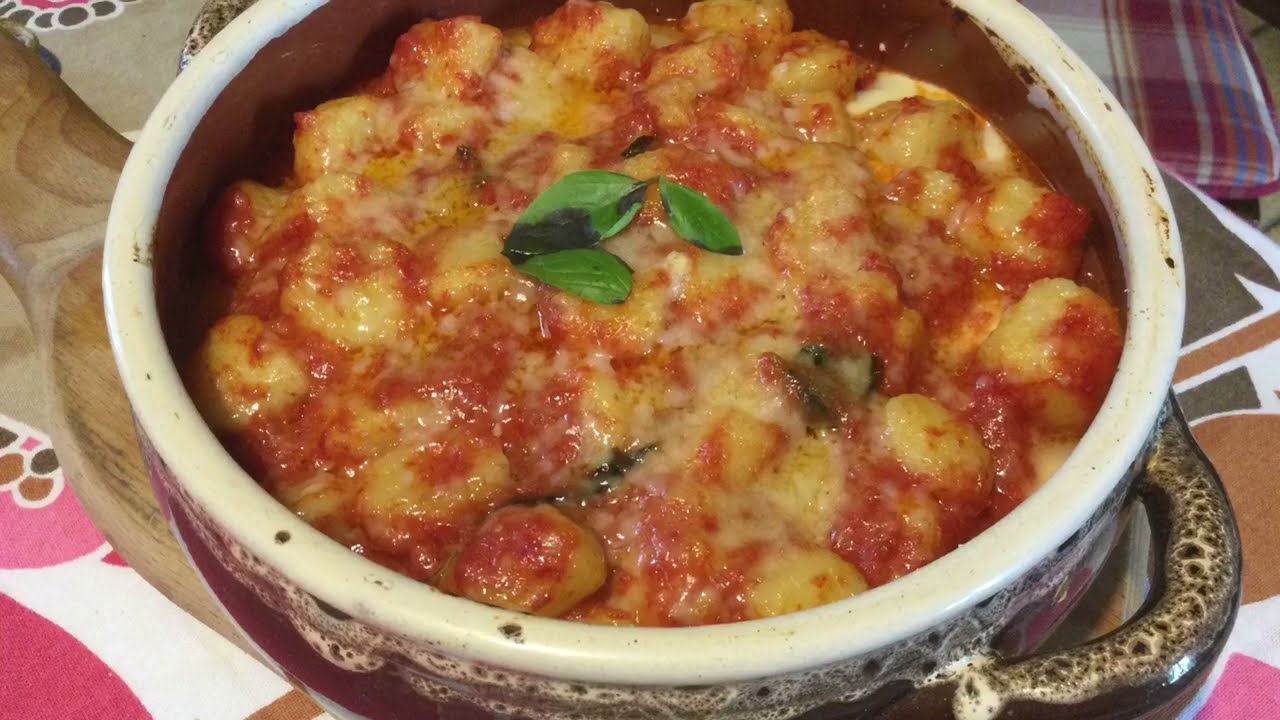 Gnocchi al sugo di pomodoro e basilico (videoricetta n. 1152)