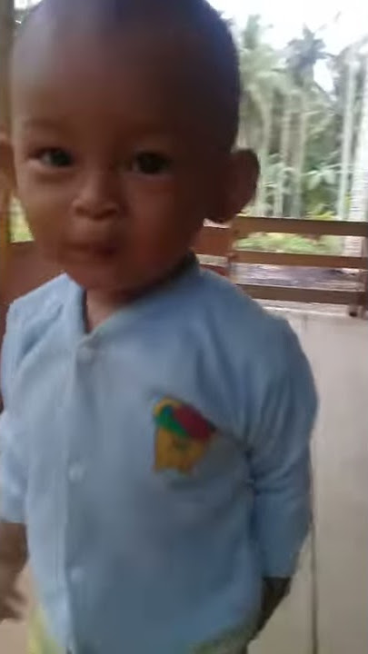 Lucu ? Jalan sambil garuk-garuk pantat..? Anak Gokil!