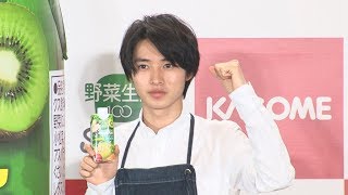 山崎賢人、自身の等身大フィギュアに「似てる！」