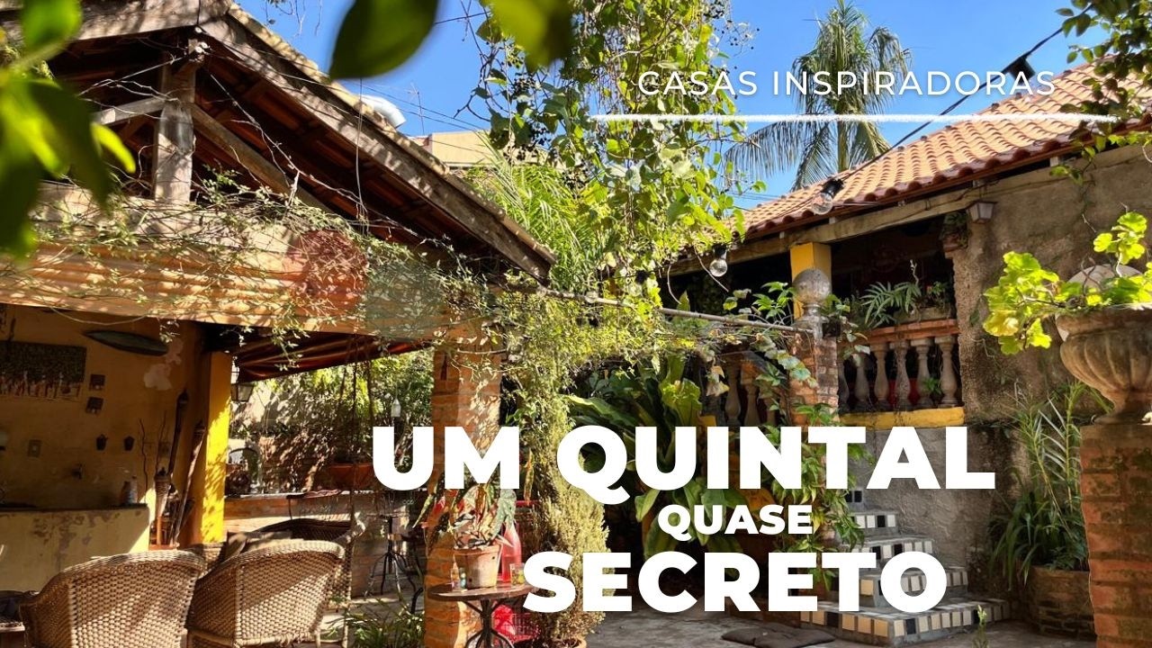 COZINHA DE ROÇA COM FOGÃO A LENHA E UM QUINTAL INSPIRADO NA TOSCANA, COM MUITAS PLANTAS E ANIMAIS