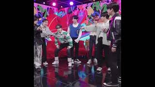 #leeknow and #seungmin twerking #straykids