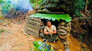 3 days of Survival - Building a Cave Shelter and Cooking - Picking wild bamboo shoots for food