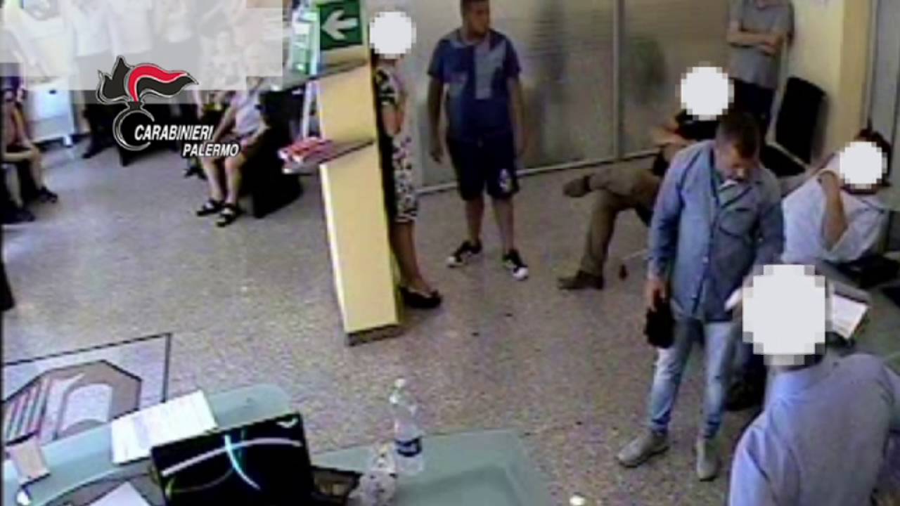 Palermo, rapina con ostaggi in una banca a Cinisi: due arresti