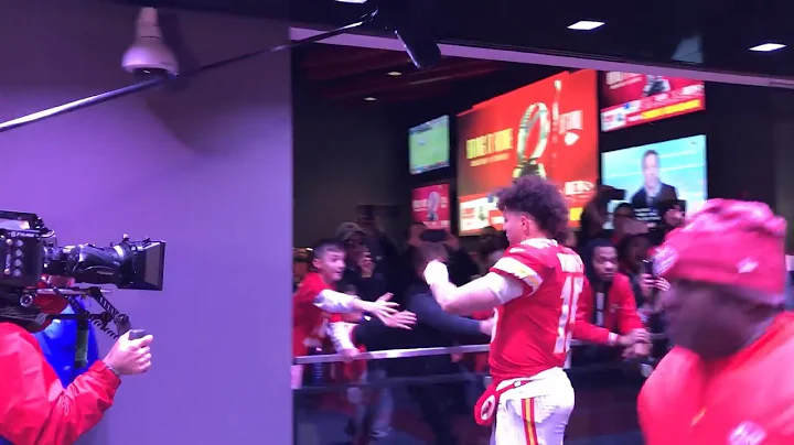 Young fan freaks out after getting Patrick Mahomes game-worn headband following AFC Divisional win