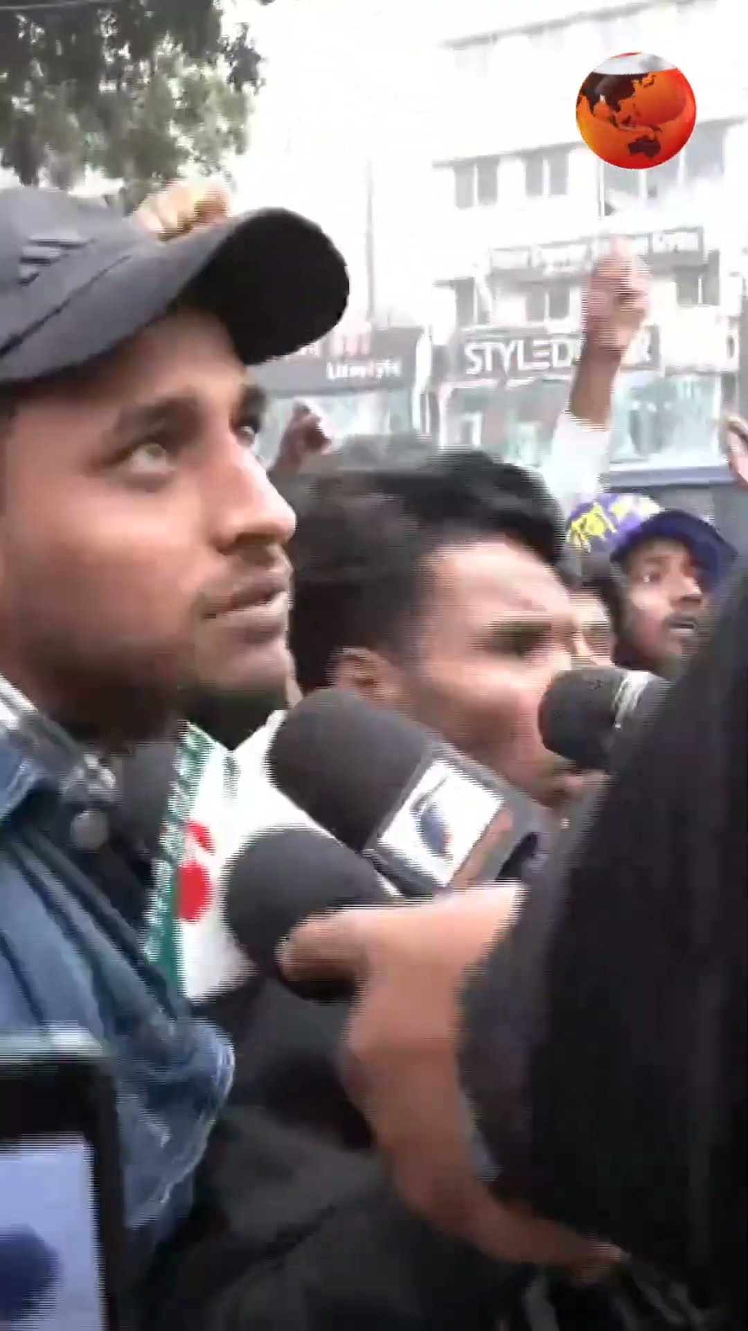 মিরপুর স্টেডিয়ামের গেট ভেঙে টিকিট কাউন্টারে ভাংচুর-আগুন #BPL #TicketCrisis #Cricket #Channel24