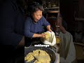 🍌 Des bananes transformées en alcool – Une tradition de village